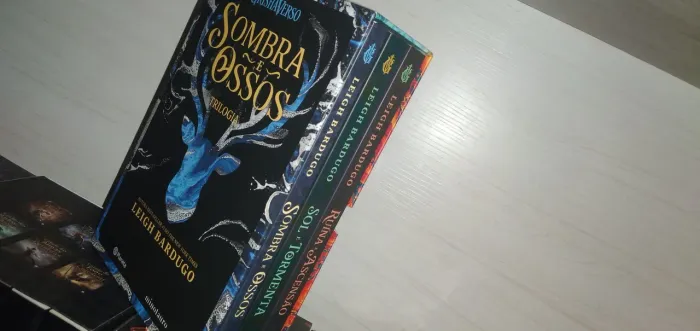 Box Trilogia Sombra e Ossos - Leigh Bardugo - Novos + BRINDES