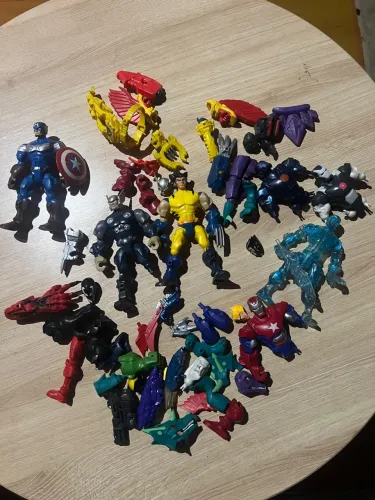 Coleção action figure Marvel Hasbro desmontáveis Marvel Vingadores e dinossauros