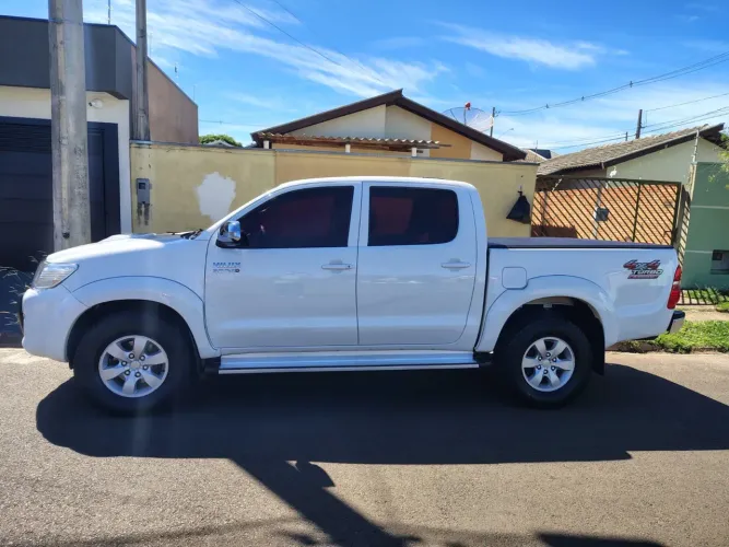 Toyota Hilux CD SRV D4-d 4X4 3.0 TDI Diesel AUT 2013