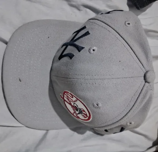 Boné New York Yankees Cinza