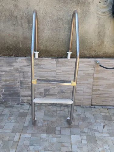 Vendo escada pra piscina,com ponteira e chumbador