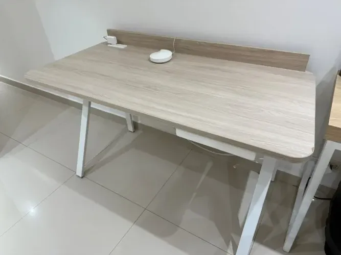 Mesa de escritório com tomada e gaveta (Flexform)