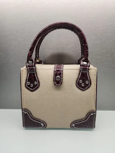 Bolsa de mão bege com detalhes marrom vintage.