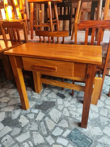 Escrivaninha de madeira maciça com gaveta