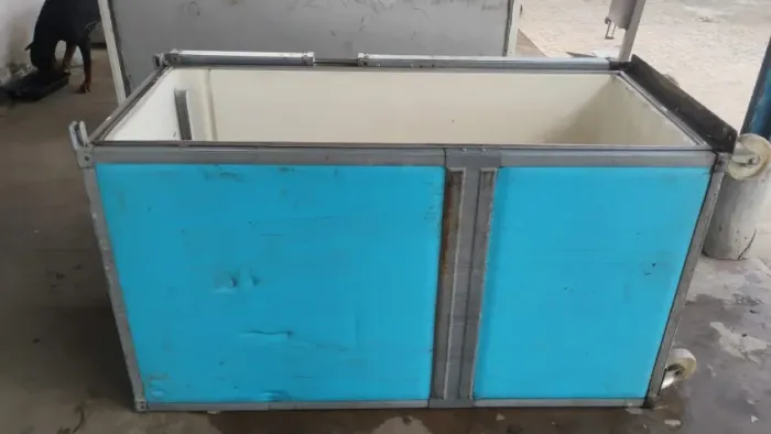 Baú térmico com porta. Fabricado com aço galvanizado e material de câmara fria. 