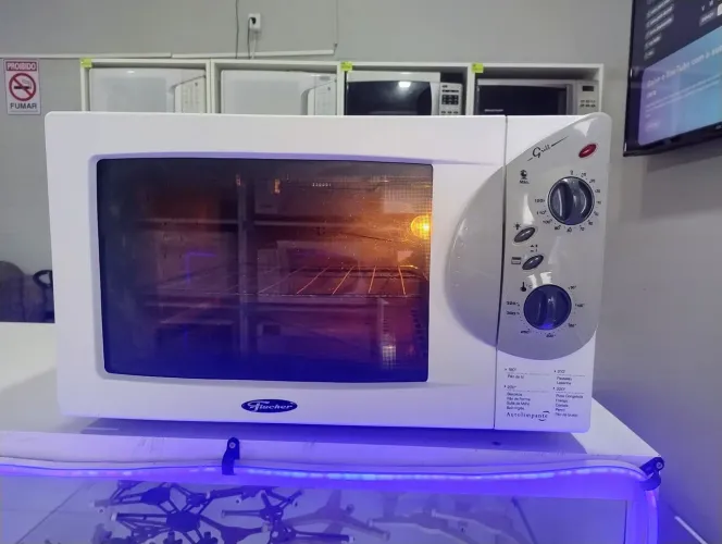 Forno Elétrico Fischer 44 Litros com avarias mas não interfere em nada no funcionamento 