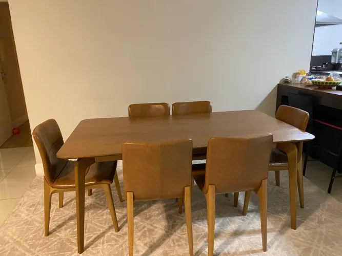 Mesa com 6 cadeiras estofadas em tecido 