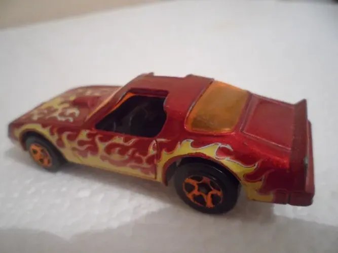 Miniatura Hot Wheels Pontiac Firebird vermelho detalhes em fogo