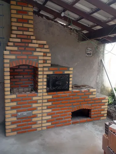 Churrasqueira forno e fogão a lenha em tijolo