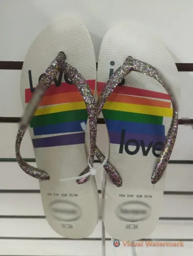 Chinelo Glitter "Love is Love" - Conforto com Atitude e Orgulho