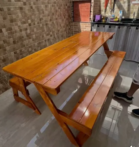 Mesa e bancos de madeira para área gourmet
