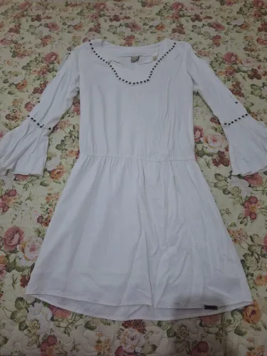 Vestido branco com detalhes em tachas tamanho P