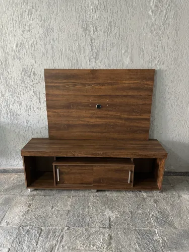 Painel e rack amadeirado 