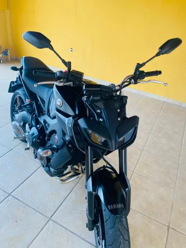 Moto Yamaha MT9 900