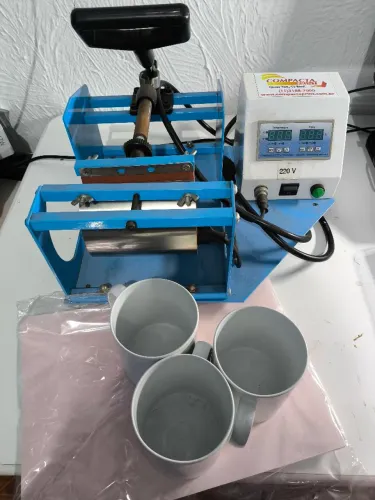 Máquina de estampar canecas
