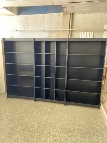 Estante preta para organização