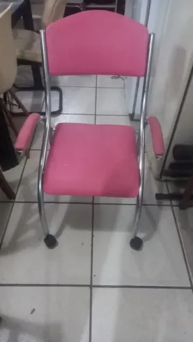 CADEIRA ROSA COM RODINHAS EM EXCELENTE ESTADO 