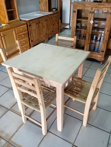 Mesa com quatro cadeiras