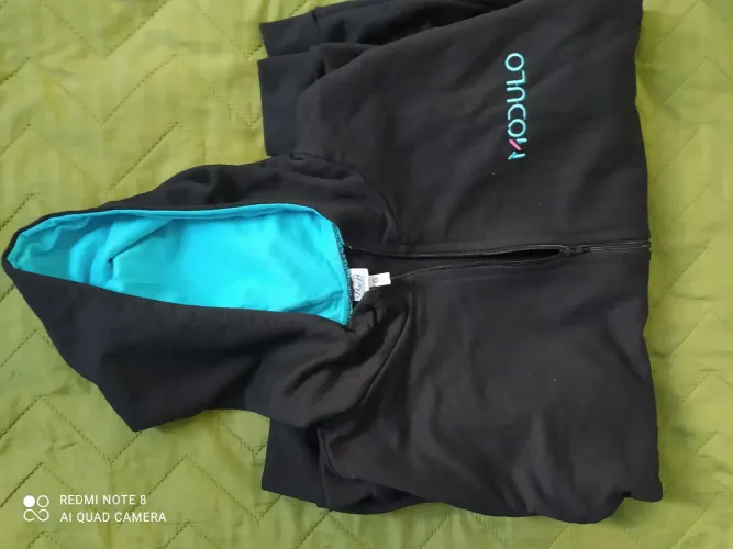 Casaco de Moletom Preto com Capuz e Detalhes em Azul