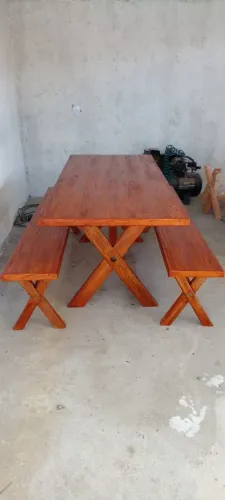 Mesa de madeira com bancos