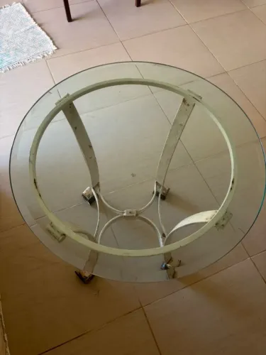 Vendo Mesa De Centro Com Tampo redondo de vidro e Pés Em ferro