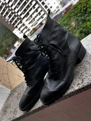 Bota coturno preta em couro - Novas