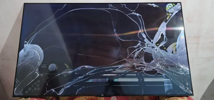 TV Semp TCL com tela quebrada, 65P635