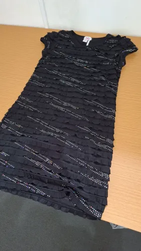 Vestido infantil preto com brilho da marca estadunidense "Justice"