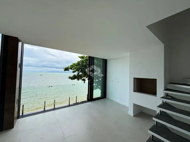 Sobrado triplex , frente mar, em Morrinhos Bombinhas.