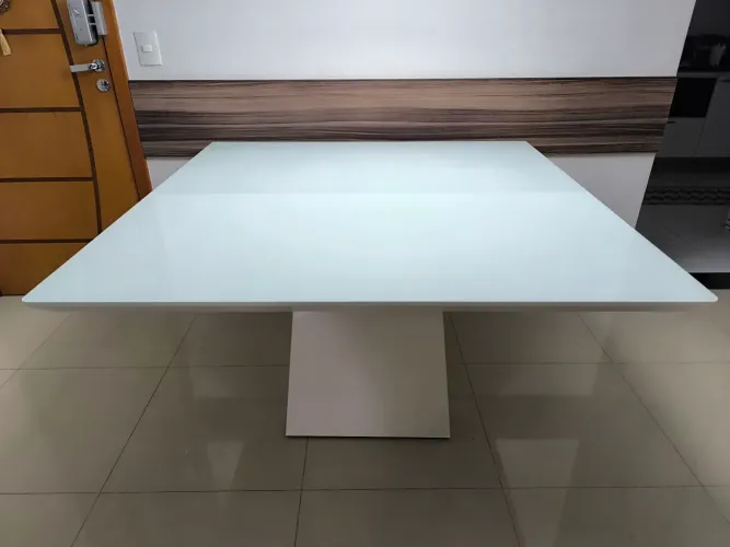 Mesa de Jantar com tampo de vidro laqueada 1,35x1,35