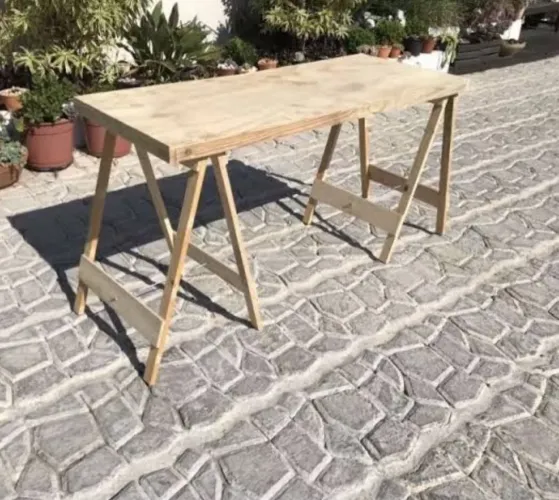 Mesa de madeira com cavalete