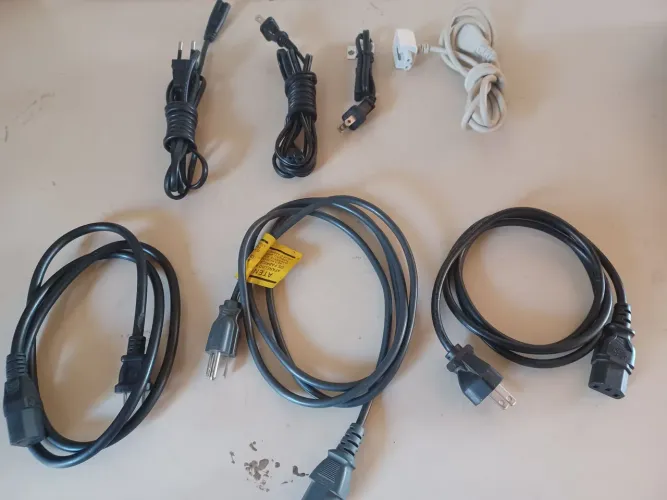 7 CABOS DE ENERGIA ELÉTRICA TODOS POR 20 REAIS NOVOS BARATO DESAPEGO