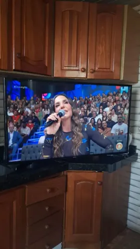 Tv 50 polegadas Samsung para retira peças TV 5 min ligada logo em seguida fica tela preta.