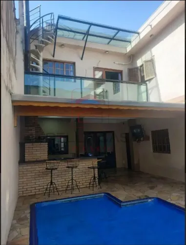 Casa ampla com 5 quartos, 2 salas (sendo uma delas bem grande com mesa de sinuca e pemboli