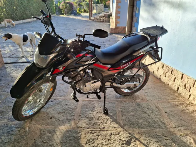 Moto sem detalhe pronta para rodar 