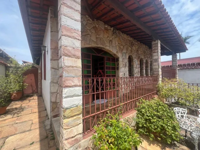 Casa com 5 quartos, 05 vagas no Planalto Bh