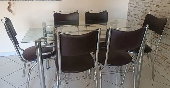 Vendo mesa de vidro 6 lugares e muito bom estado.