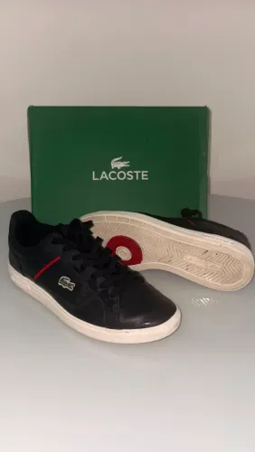 tênis Lacoste Europa Pro, na cor preta com detalhes vermelhos, número 41