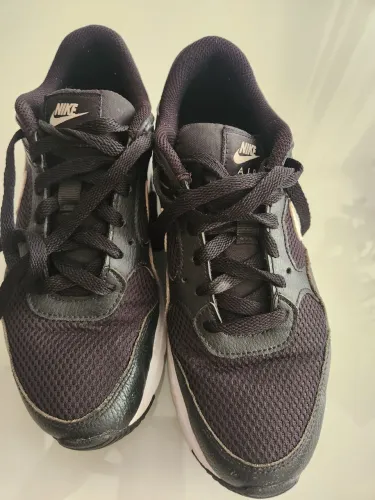 Vendo dois tênis masculinos originais, ambos bem conservados. Nike Air e Adidas