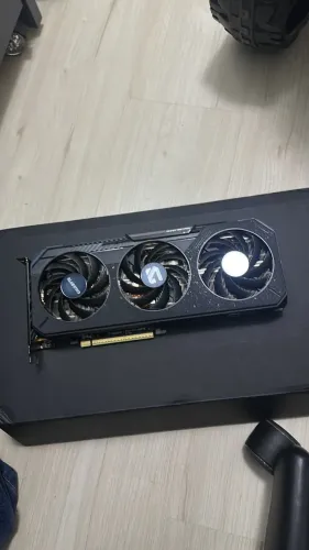 Placa De Video Gigabyte Rx9060xt Gaming Oc 16gb Gddr6 128bit