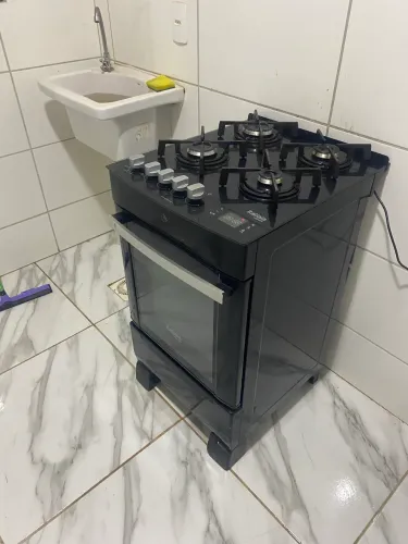 Vendo geladeira frost free ,fogão com forno touch screen ,rack ,mesa