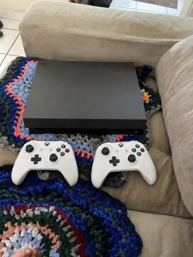 Xbox One X 1TB 4K - 2 Controles Originais
