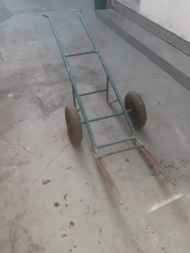 Carrinho (tipo garfo) para transportes de blocos e outros materiais.