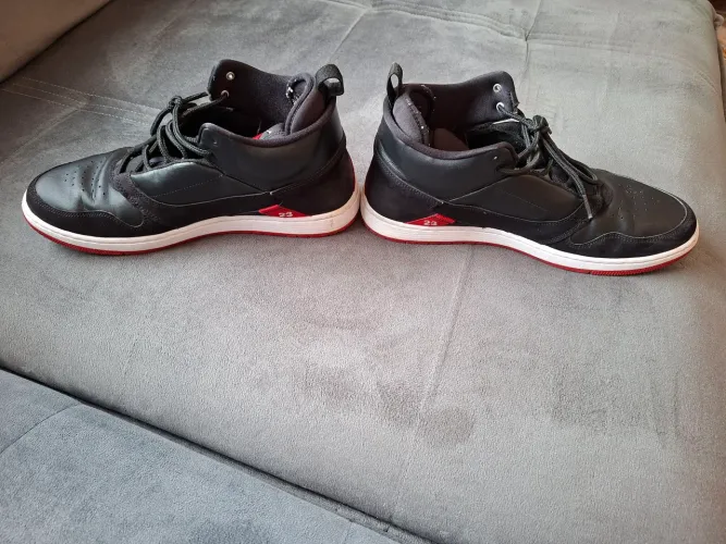 Tênis Jordan 23 modelo ao1329-023 tamanho 42 preto e vermelho