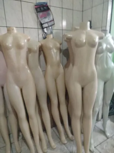 Manequim corpo inteiro sem braços e sem base