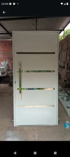Porta com detalhes em espelho