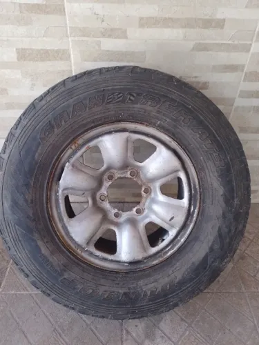 Pneu Usado com Aro 265 / 70 R16