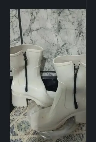 Bota impermeável com zíper nova top demais