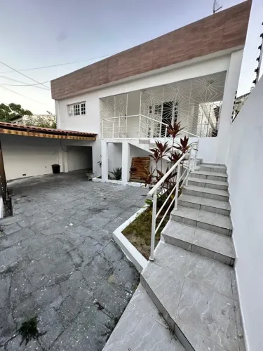 Alugo Casa no Bairro da Conceição de 03 Quartos e com Quintal e Varanda - Campina Grande -