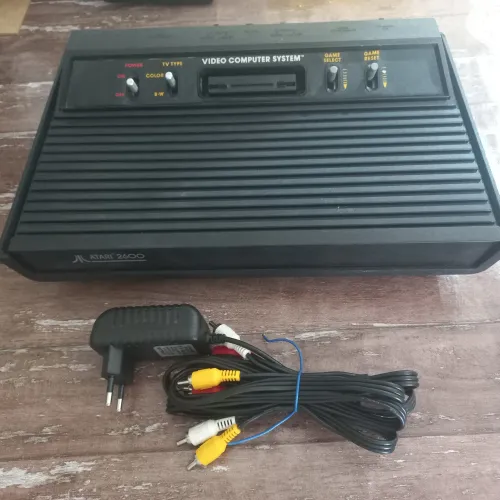 Atari 2600 Polyvox Personalizado, fonte e AV Mode, Funciona, necessita trocar cartucheira.